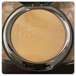 NWOT IT Cosmetics Celebration Foundation